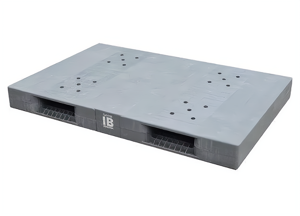 Stackable plastic pallet